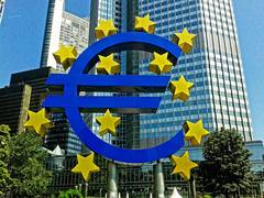 Euro-Symbol vor EZB-Gebude - Quelle: Pixabay