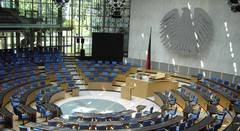 Der Deutsche Bundestag im Reichstagsgebude zu Berlin - Quelle: Wikimedia